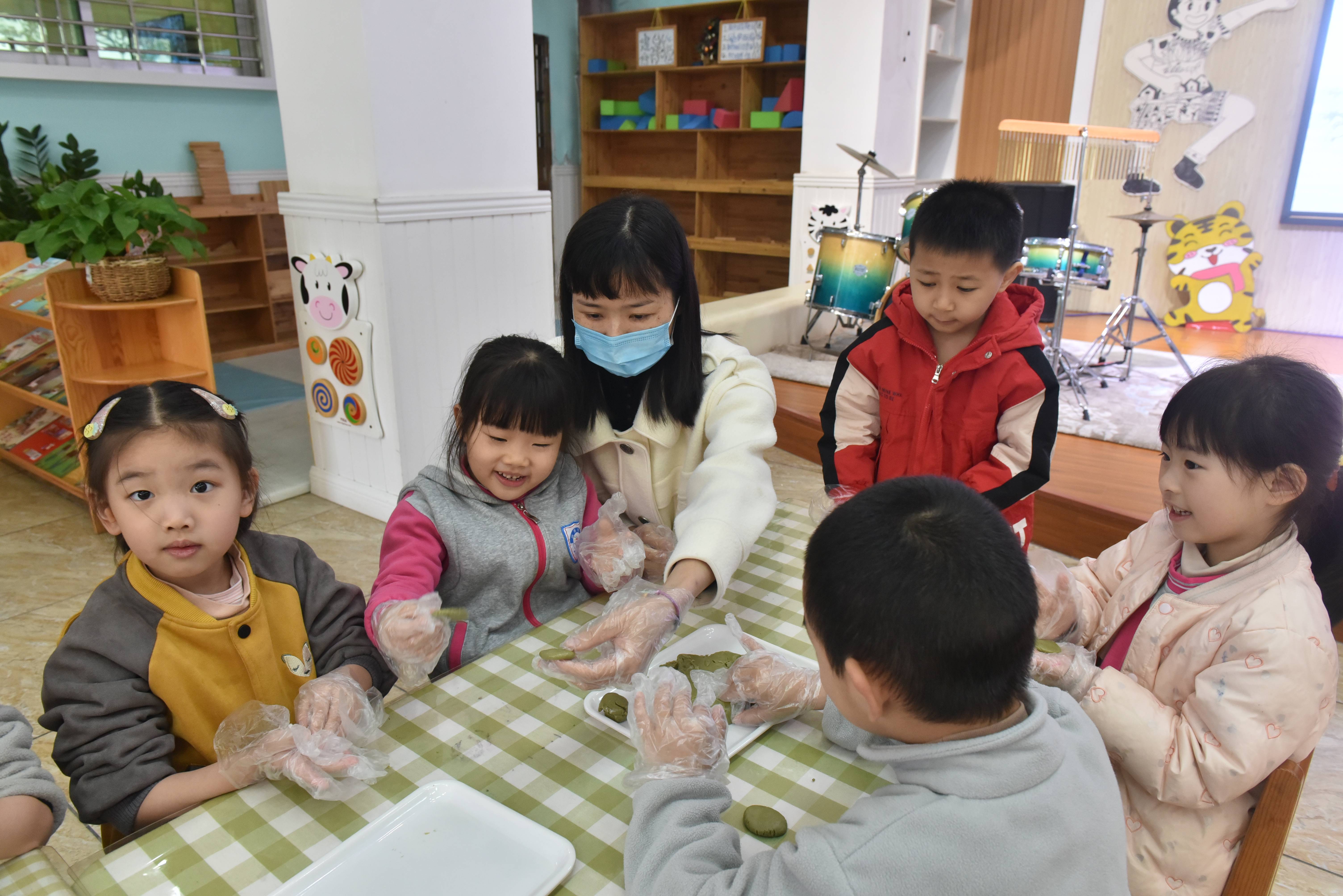 2022年4月1日  程江社区  在梅州市一级幼儿园  开展我们的节日&bull;清明——＂忆清明  做清粄＂清明节传统美食制作活动 (3).jpg
