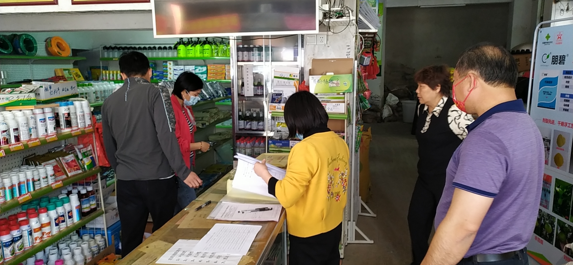 镇农业组汇同农业局工作人员到丙村各农药经营店，农药规范化经营以及农药废弃物回收督查工作5.jpg