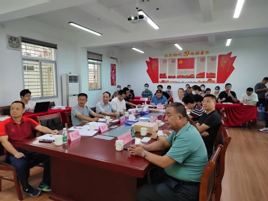 与会人员听取项目建设等情况汇报.png