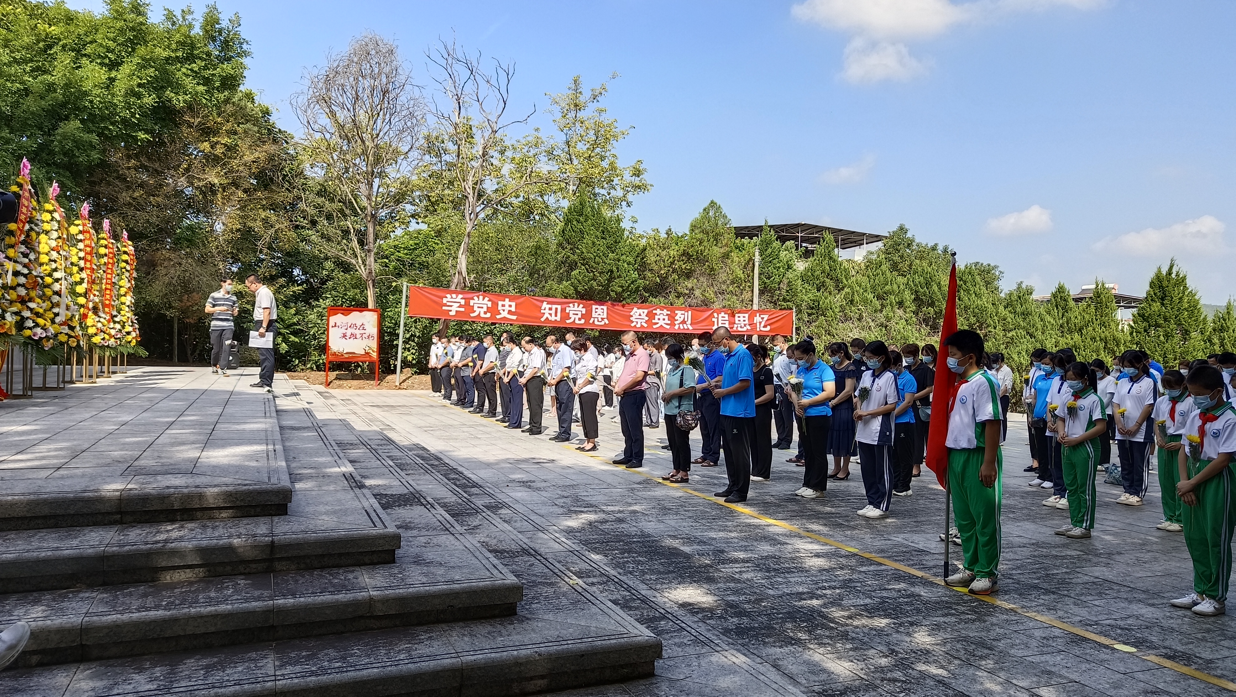 2022.9.30+梅县革命烈士陵园+梅县区退役军人事务局开展祭扫活动2(1).jpg