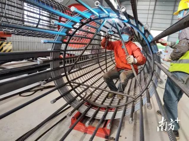 工人正在进行钢筋笼支撑筋焊接。受访者供图 图片