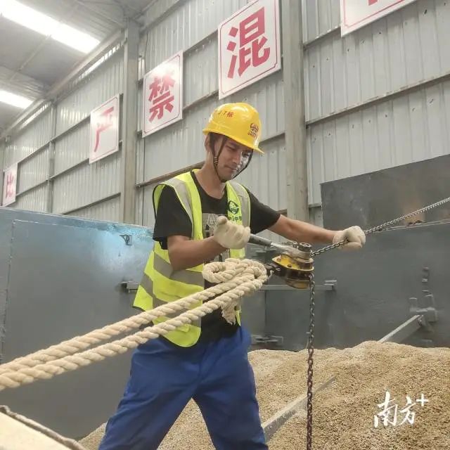 工人正在安装料仓隔板。受访者供图 图片