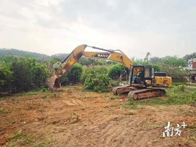 汕梅高速改扩建TJ7标(梅南段)清表工作加速进行。受访者供图 图片