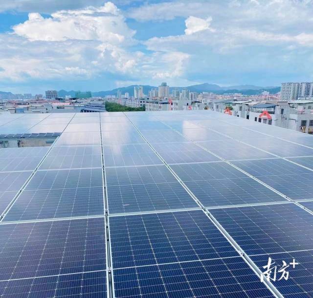 居民楼顶一块块新安装的光伏板沐浴在阳光下。新城办供图