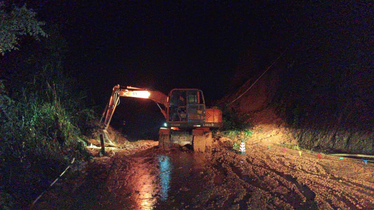 2024.6.17“汛”速出击 公路人抢险抗洪(2).docx_1