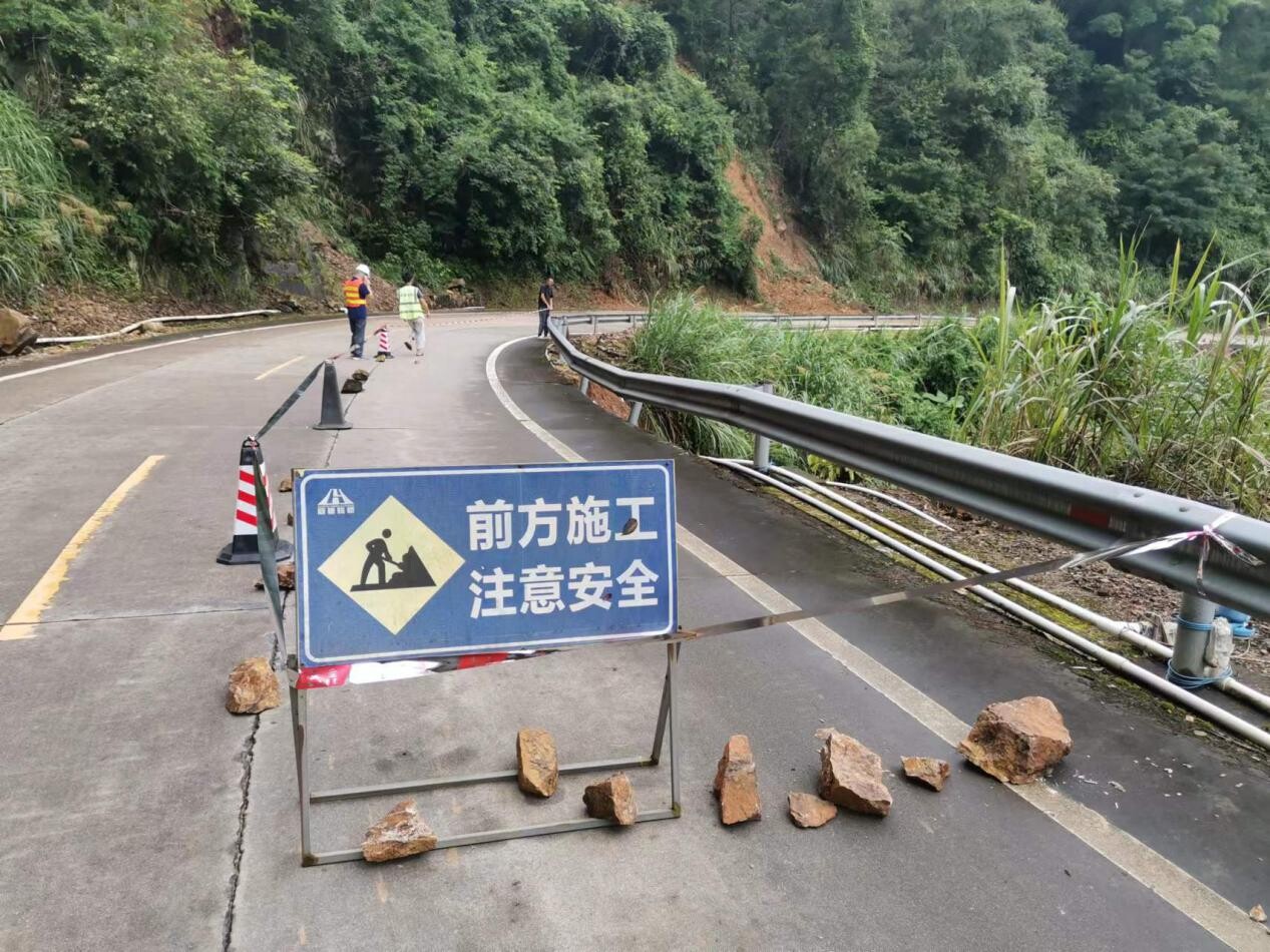 2024.6.17“汛”速出击 公路人抢险抗洪(2).docx_2