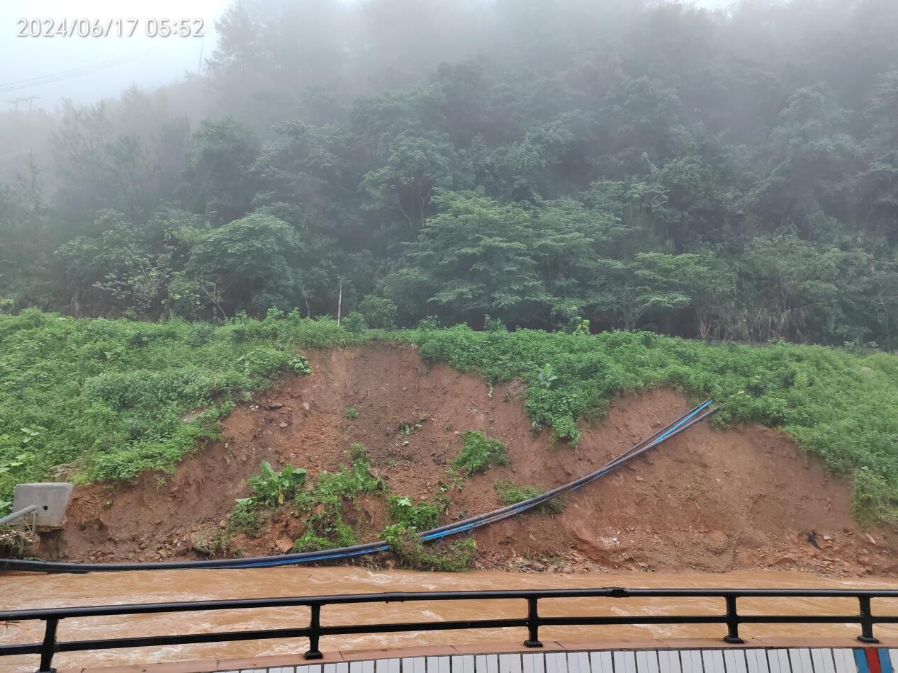 2024.6.17“汛”速出击 公路人抢险抗洪(2).docx_4