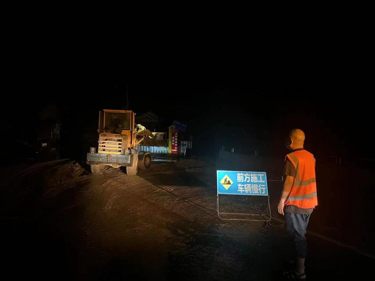 2024.6.17“汛”速出击 公路人抢险抗洪(2).docx_5