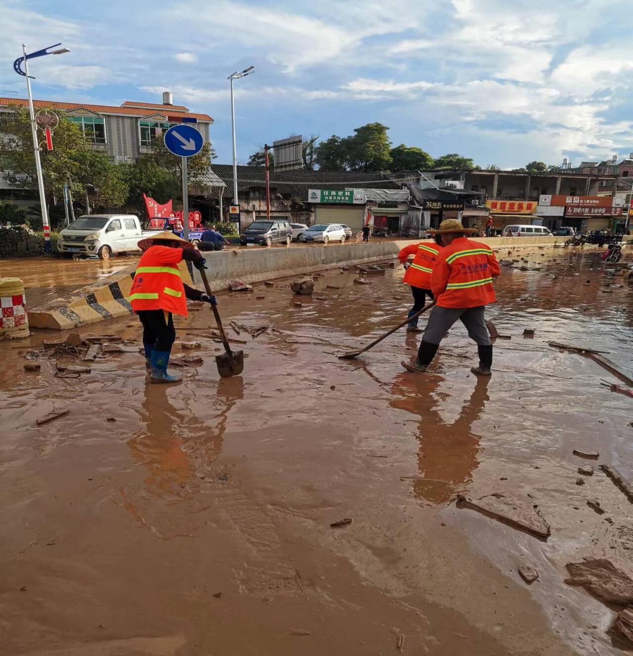 2024.6.17“汛”速出击 公路人抢险抗洪(2).docx_6