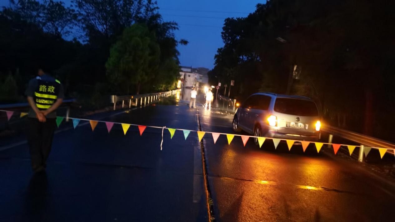 2024.6.17“汛”速出击 公路人抢险抗洪(2).docx_7