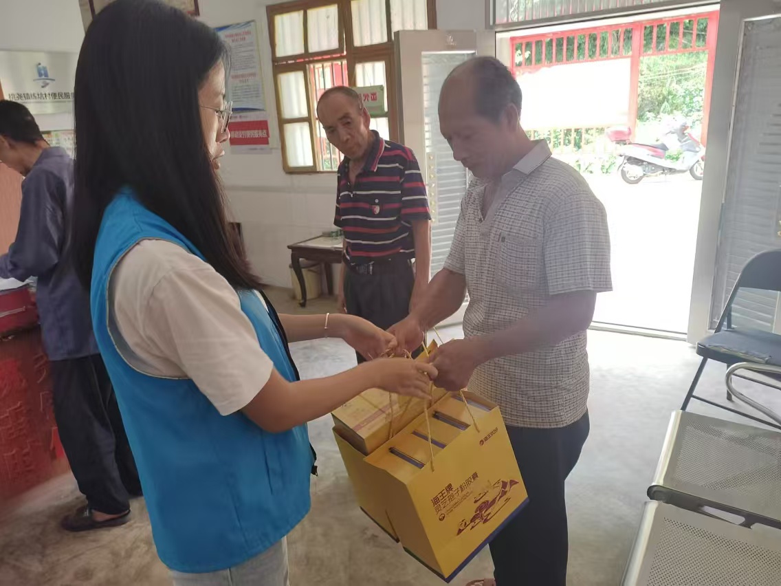 精准帮扶送健康，关爱活动暖民心活动。.jpg
