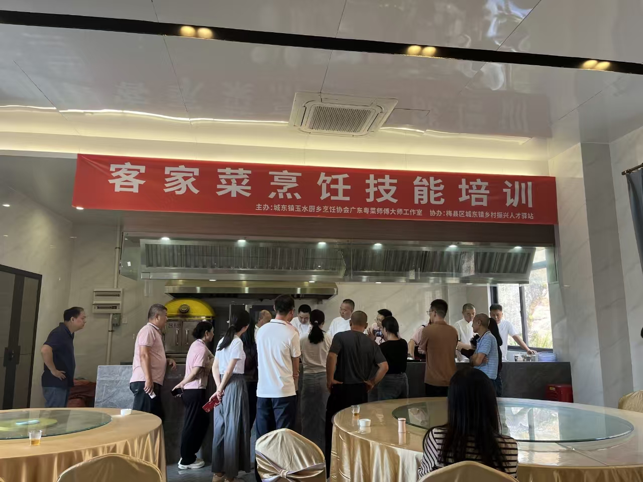 大师现场实操教学，学员观摩学习.jpg
