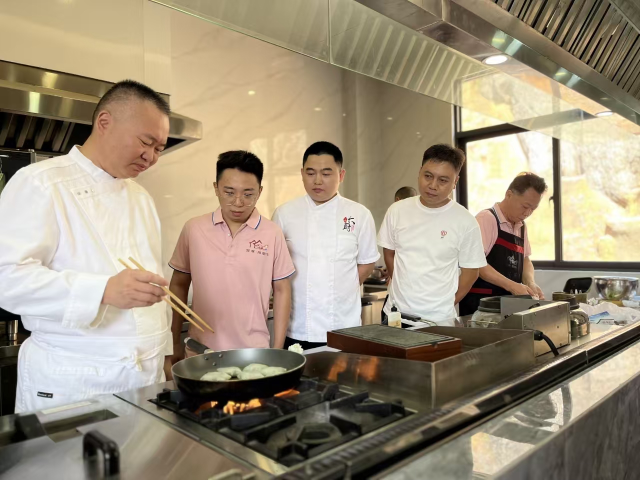 大师指导“香煎韭菜盒子”制作.jpg