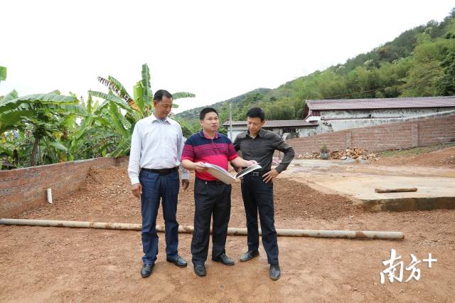 南口镇城建办工作人员到现场监督农村建房情况。曾健锋 摄