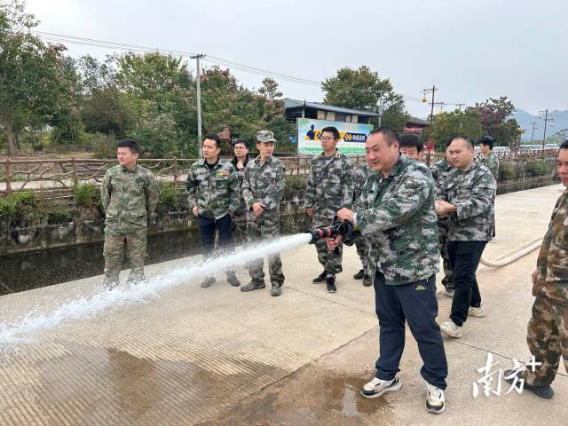 灭火培训现场。 灭火培训现场。