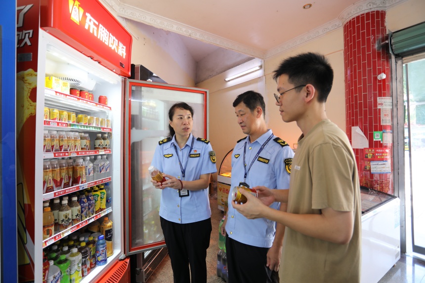 梅县区丙村镇综合行政执法队走进商铺检查。（吴丽伶 摄）.jpg