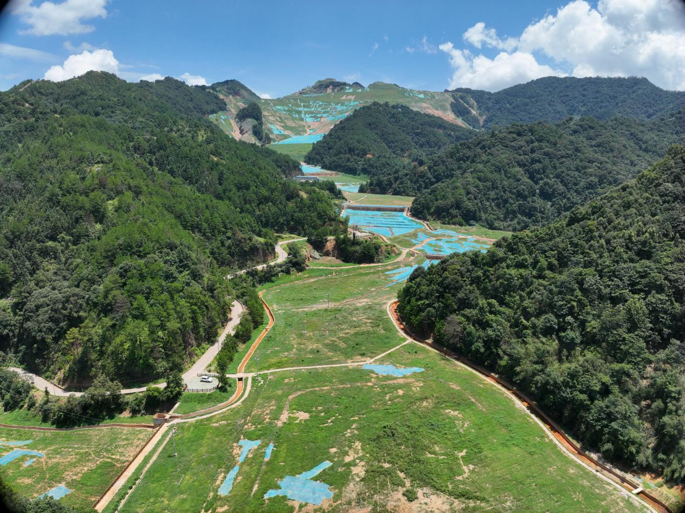 梅州市铁山嶂废弃矿区生态修复后航拍图.png