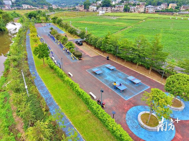 南龙村筹集资金建成多功能广场,方便群众休闲健身娱乐。