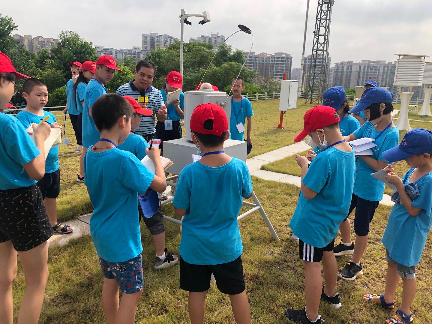 图为：工作人员讲解气象仪器 黄丹雅摄.jpg