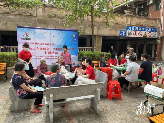 小区住户填写“心愿卡”。受访者供图