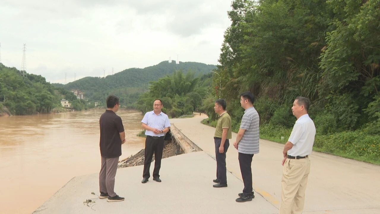 区领导到受灾乡镇督导检查灾毁道路通行安全工作.docx_1