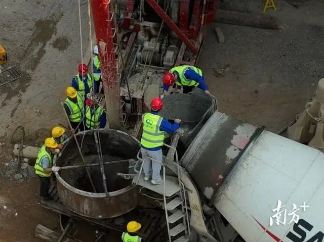 汕梅高速改扩建项目全线首根桩基开始灌注。受访者供图 图片