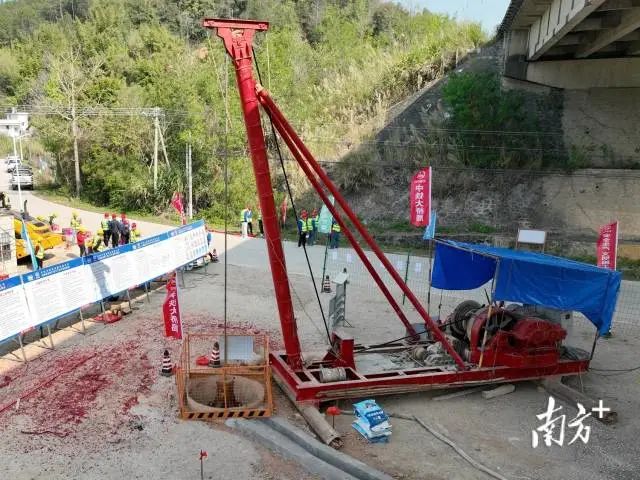 首根桩基位于先行用地范围内的轩坑河大桥,桥长约186米。受访者供图 图片