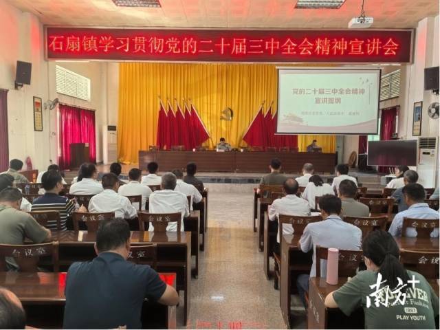 梅县区委常委、区人武部部长葛建明到石扇镇作专题宣讲。