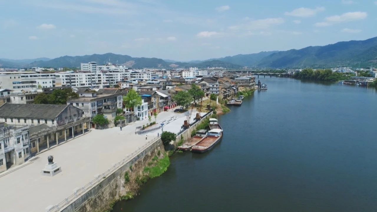 首页>政务公开>工作动态>乡镇动态>松口镇党委书记宋铁军:"一是抓规划